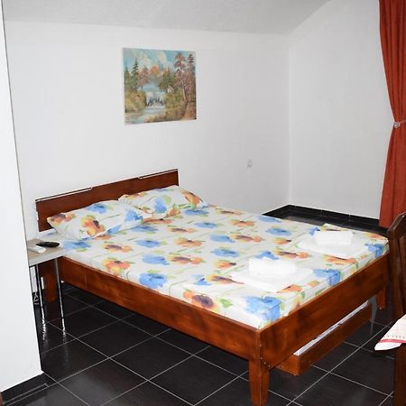 Srebrna Nit Apartment Veliko Gradiste Luaran gambar