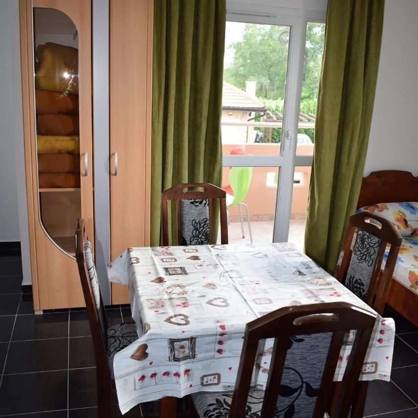Srebrna Nit Apartment Veliko Gradiste Luaran gambar